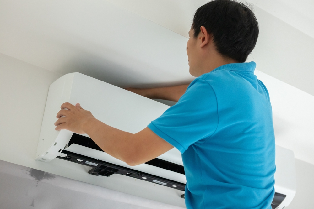 Electrician,Man,Repair,And,Maintenance,Air,Conditioner
